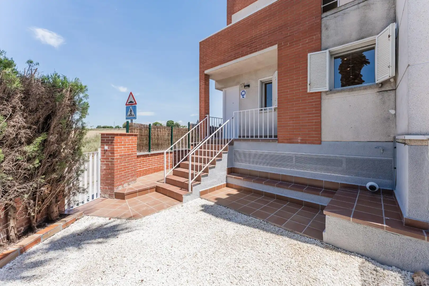 Vista exterior de Casa adosada en venda en Parets del Vallès amb Calefacció i Terrassa