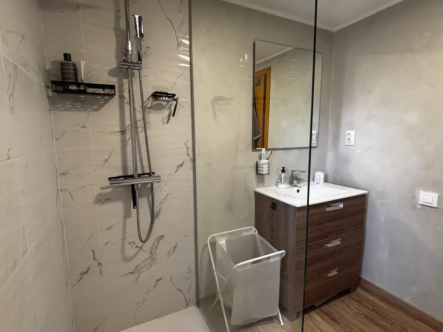 Bathroom of Flat for sale in Terrassa  with Air Conditioner, Heating and Parquet flooring