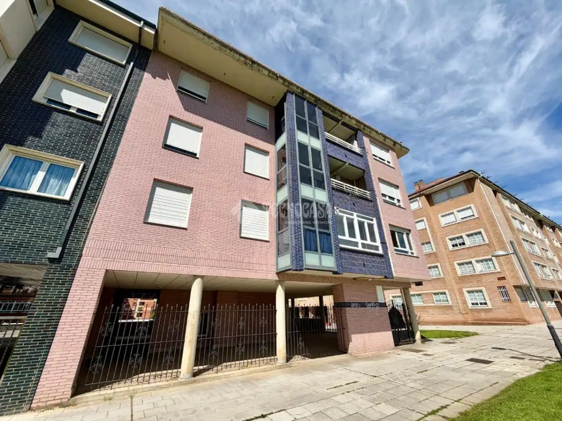 Außenansicht von Wohnung zum Verkauf in León Capital  mit Heizung, Parkett und Terrasse