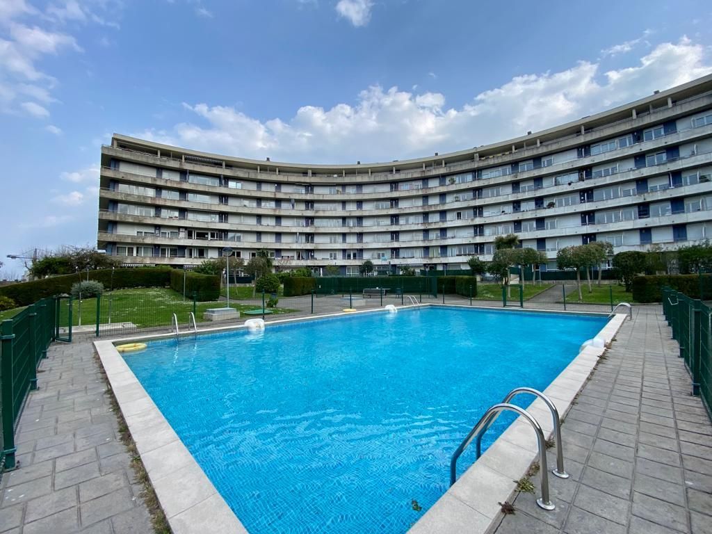 Piscina de Piso en venta en Castro-Urdiales con Calefacción, Parquet y Terraza