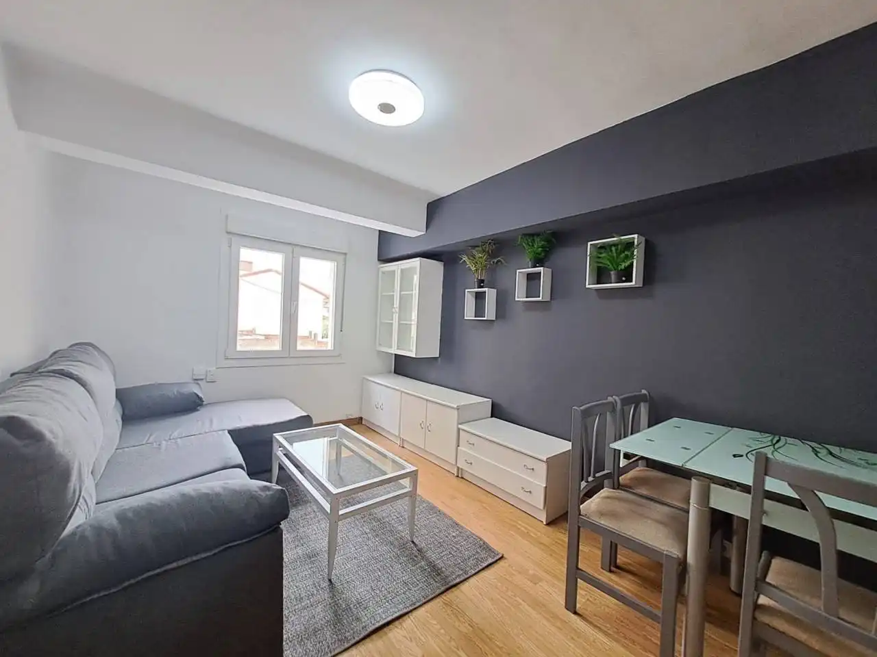 Sala d'estar de Pis en venda en Burgos amb Calefacció, Parquet i Terrassa