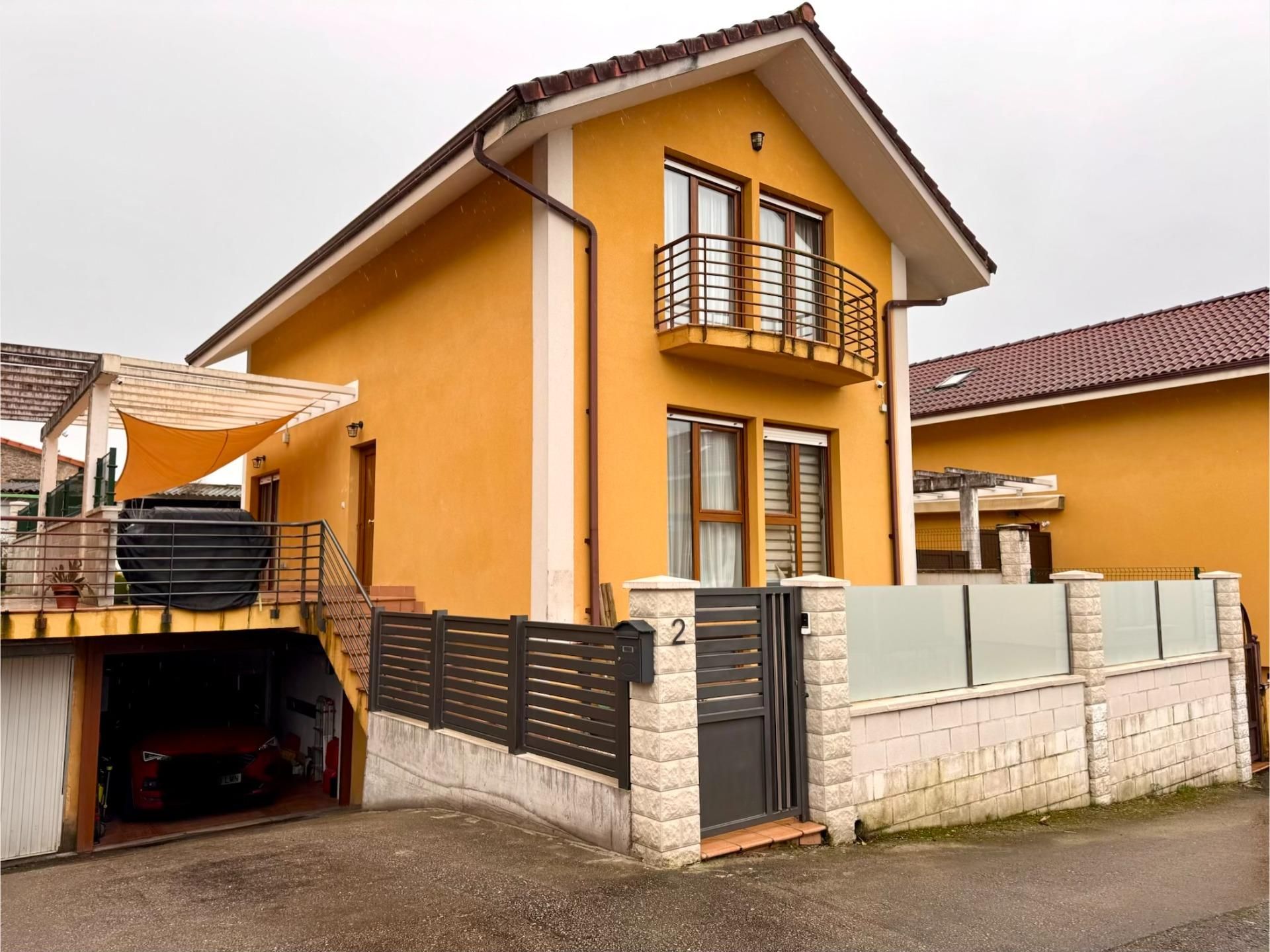 Vista exterior de Casa o xalet en venda en Penagos amb Jardí privat, Terrassa i Moblat