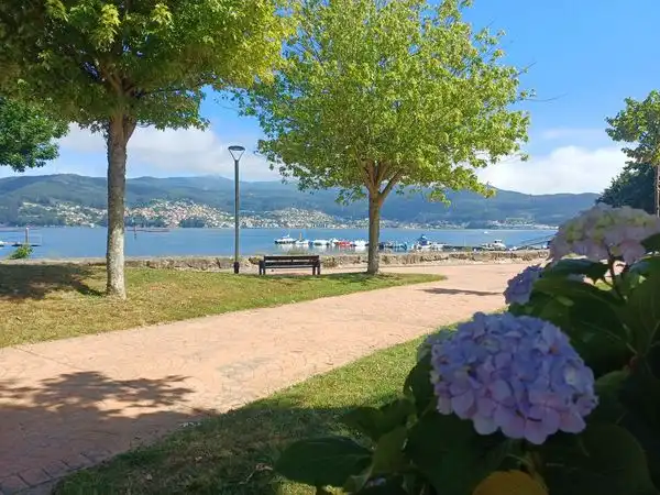 Vista exterior de Pis en venda en Redondela amb Calefacció, Parquet i Terrassa