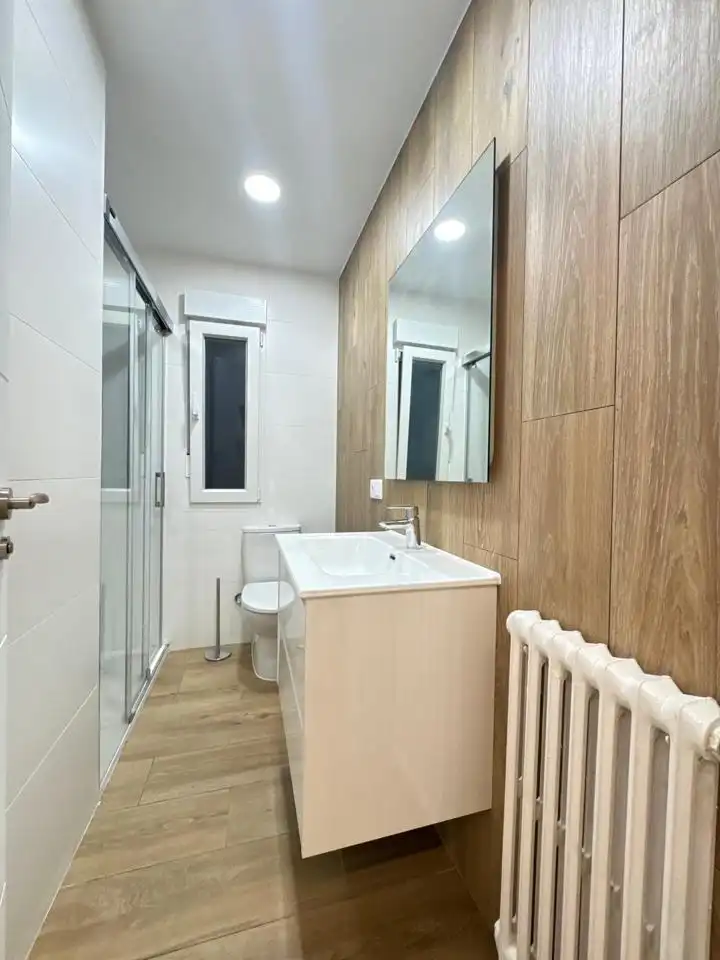 Baño de Piso para compartir en Segovia con Calefacción, Terraza y Amueblado
