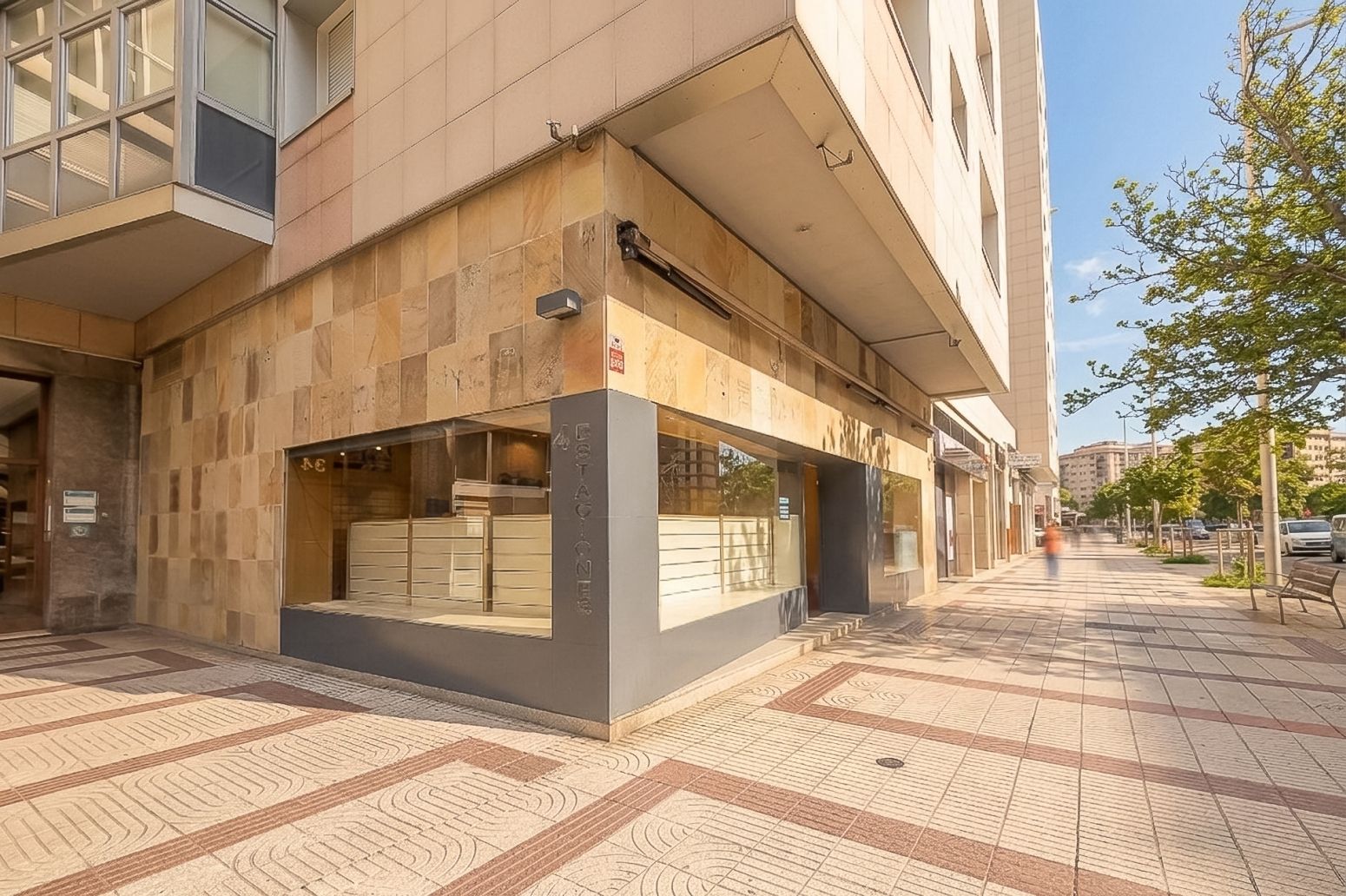 Local de alquiler en Pamplona-Iruña - Avenida de Bayona, San Juan