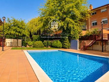 Maison mitoyenne avec piscine à vendre à Salvador Espriu
