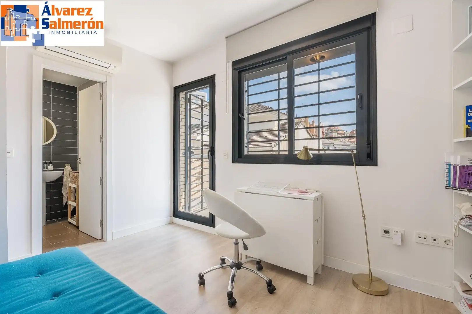 Schlafzimmer von Einfamilien-Reihenhaus zum Verkauf in Granada mit Privatgarten und Balkon
