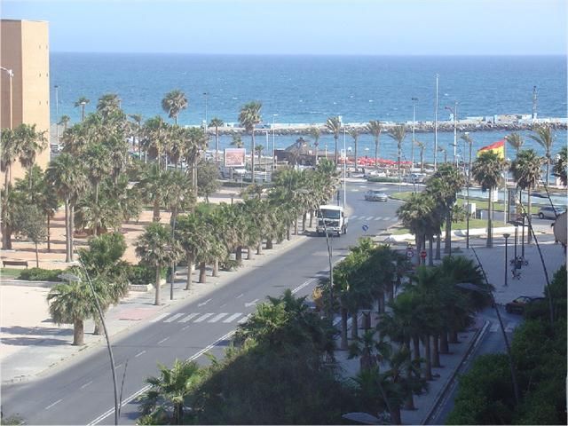 Vista exterior de Apartament de lloguer en  Almería Capital amb Aire condicionat, Moblat i Rentadora