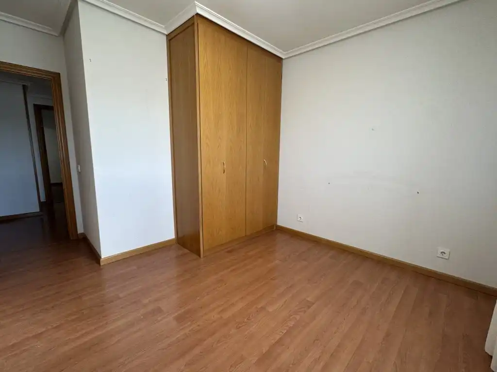 Habitación de Piso en venta en  Logroño con Calefacción, Parquet y Terraza