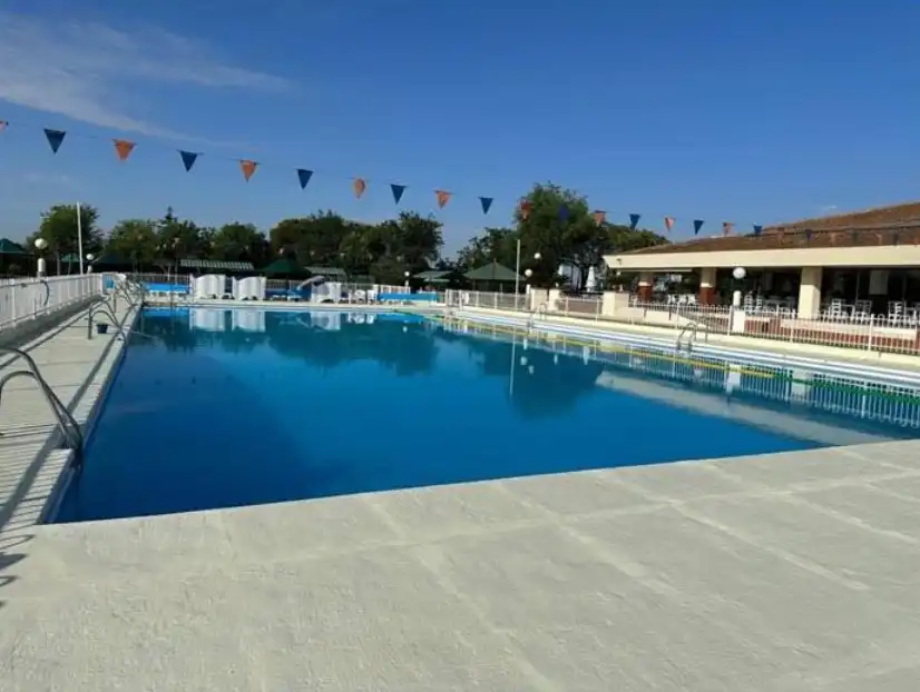Piscina de Casa o xalet en venda en Montequinto amb Jardí privat, Terrassa i Moblat