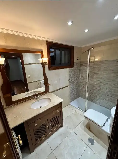 Badezimmer von Wohnung zum Verkauf in Vigo  mit Heizung und Abstellraum