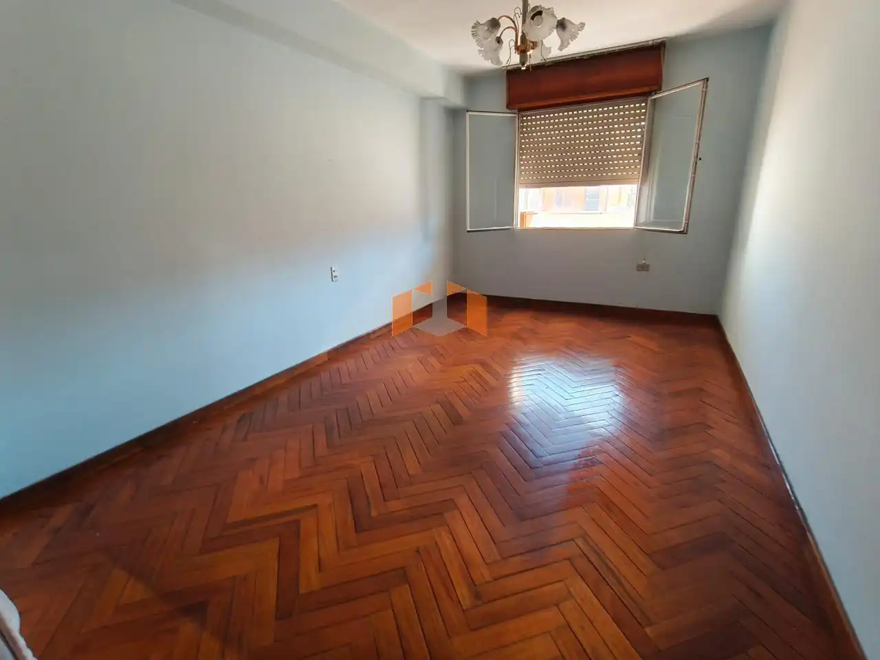 Dormitori de Pis en venda en Vigo  amb Calefacció, Parquet i Terrassa