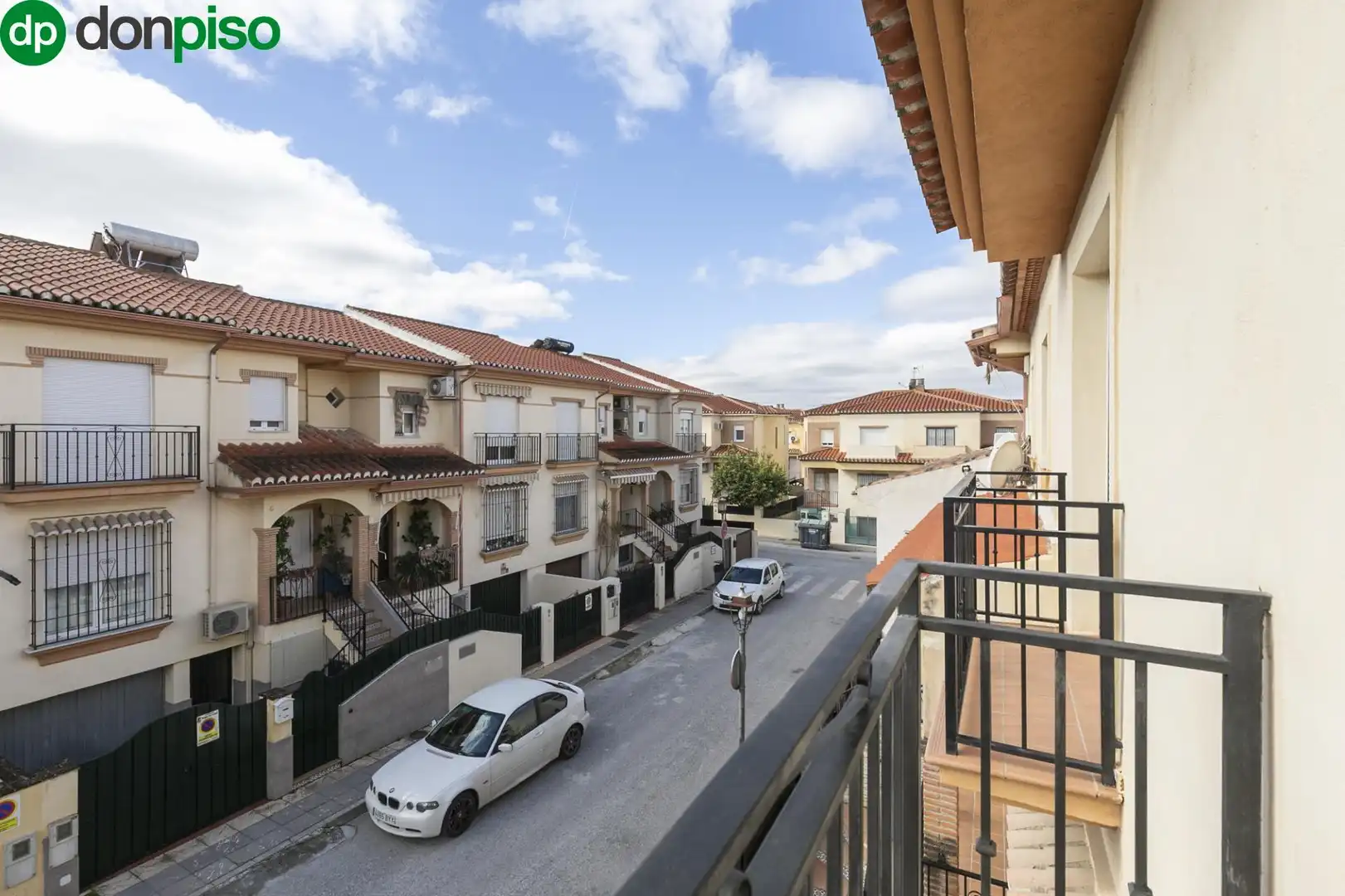 Vista exterior de Casa adosada en venta en Vegas del Genil con Terraza y Piscina comunitaria
