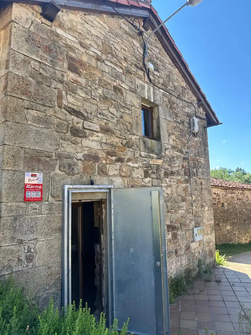 Vista exterior de Finca rústica en venda en Barruelo de Santullán amb Parquet