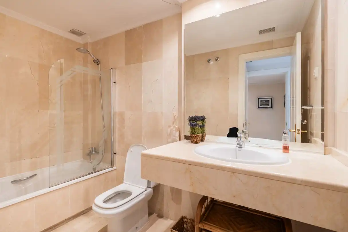 Badezimmer von Wohnung zum Verkauf in Marbella mit Klimaanlage, Heizung und Privatgarten