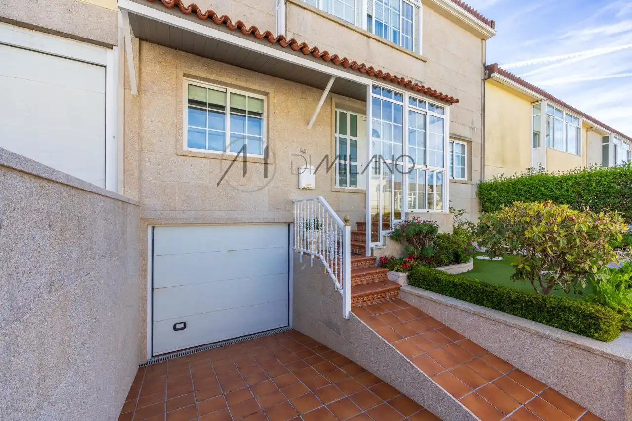 Vista exterior de Casa adosada en venta en Vigo  con Calefacción, Jardín privado y Parquet