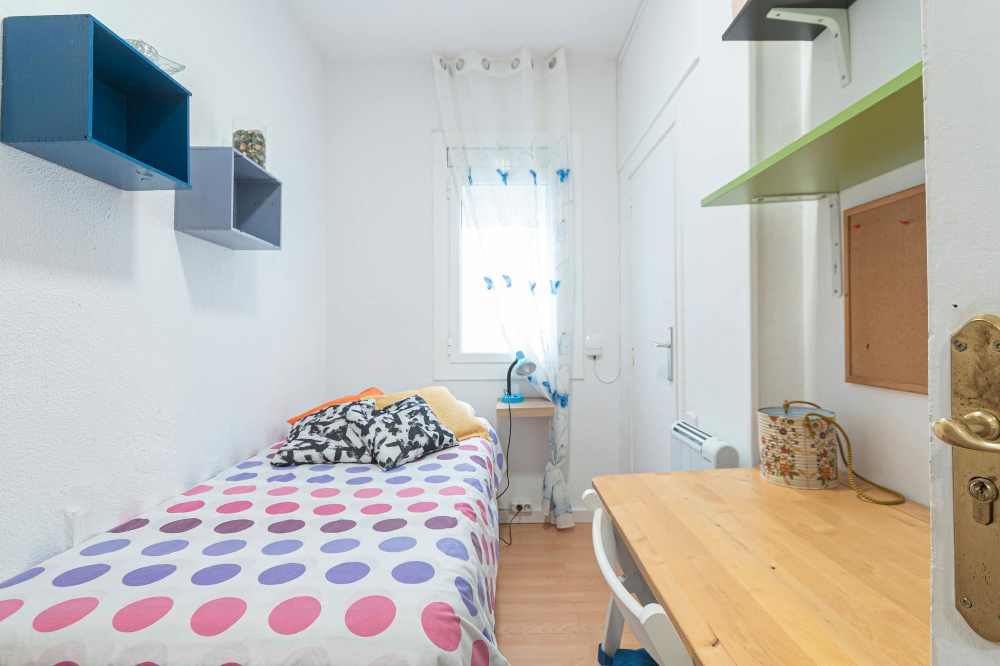 Bedroom of Flat to share in  Barcelona Capital  with Heating, Furnished and Washing machine