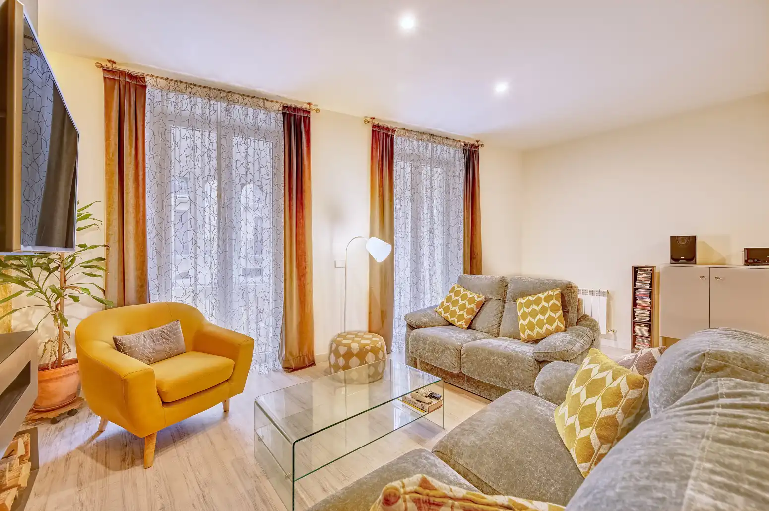 Sala de estar de Piso en venta en  Pamplona / Iruña con Calefacción, Parquet y Amueblado