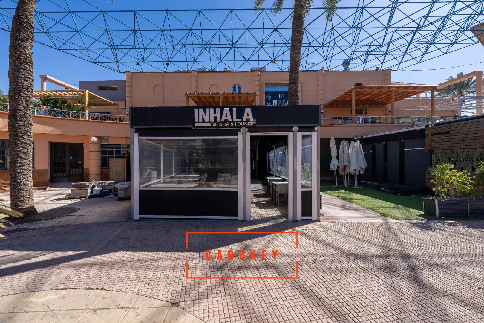 Vista exterior de Local en traspas en Roquetas de Mar amb Aire condicionat, Calefacció i Terrassa