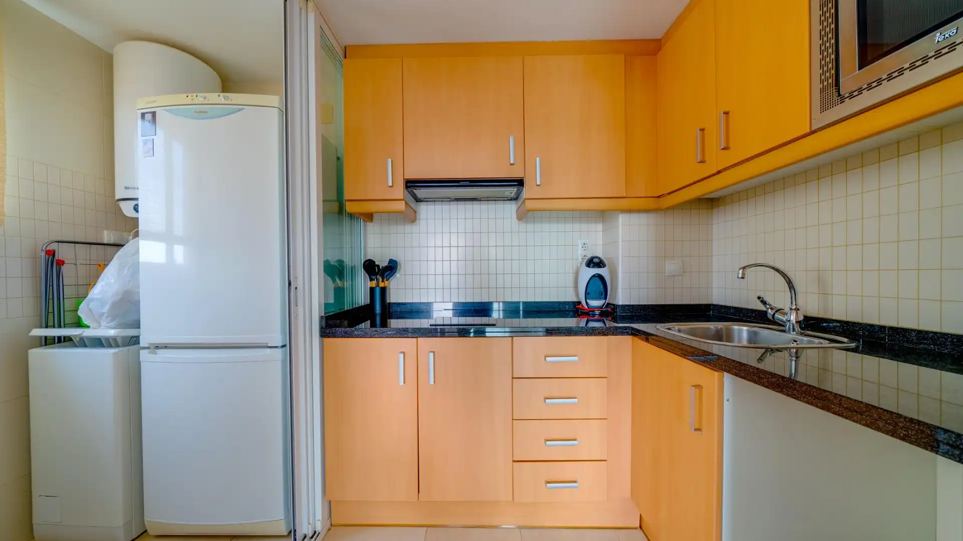 Cocina de Apartamento de alquiler en Benidorm con Aire acondicionado, Calefacción y Jardín privado