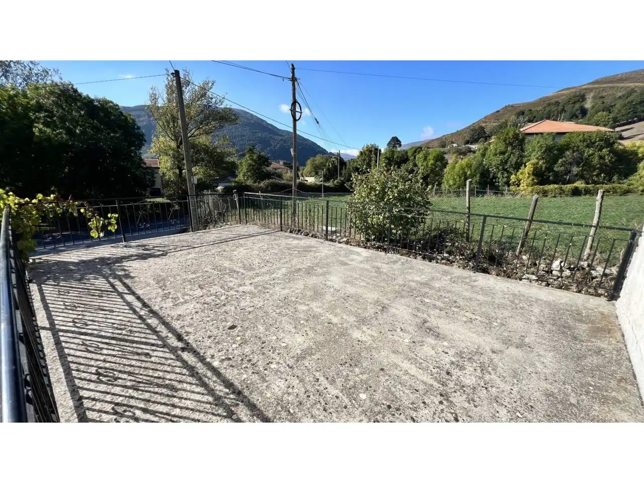 Vista exterior de Casa o xalet en venda en Espinosa de los Monteros amb Jardí privat, Terrassa i Moblat