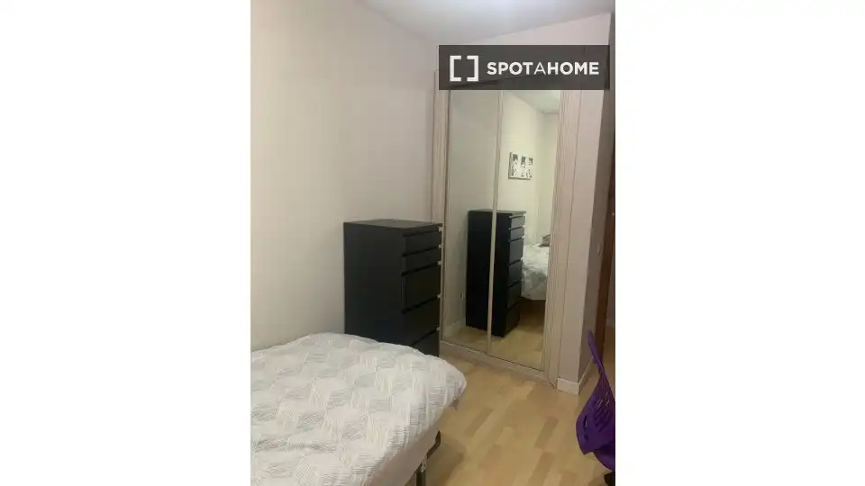 Bedroom of Flat for share in Madrid  with Air Conditioner, Heating and Furnished