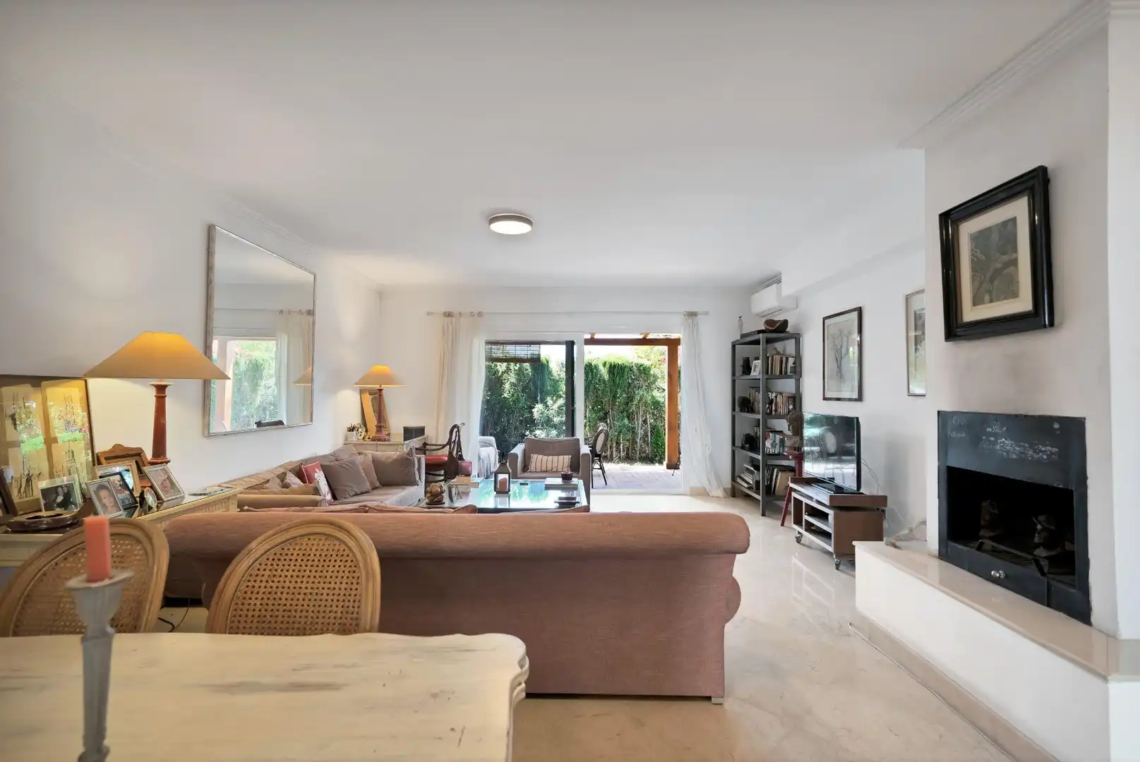Sala de estar de Casa adosada en venta en Marbella con Aire acondicionado, Terraza y Trastero