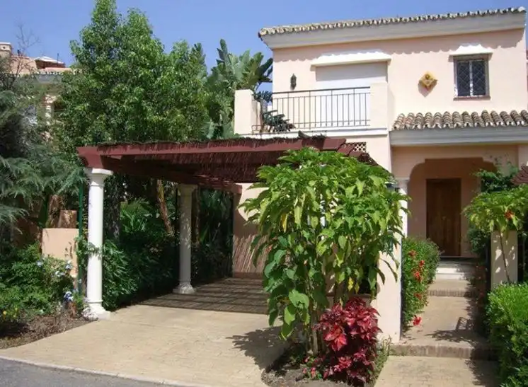 Jardí de Casa adosada de lloguer en Estepona amb Aire condicionat, Terrassa i Moblat