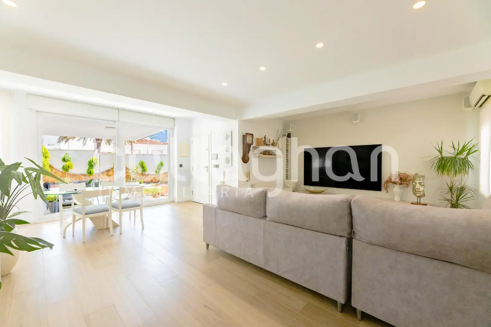 Sala de estar de Casa o chalet en venta en L'Eliana con Aire acondicionado, Calefacción y Piscina