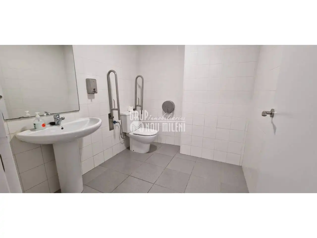 Bathroom of Commercial properties for rent in Catarroja  with Air Conditioner
