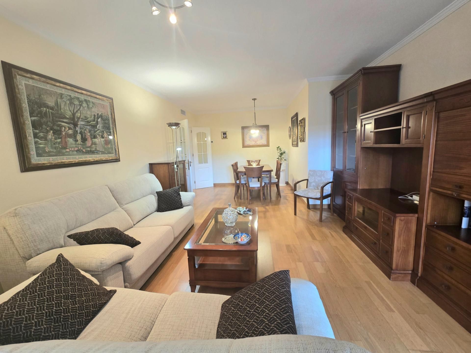 Sala d'estar de Pis de lloguer en Torremolinos amb Aire condicionat, Jardí privat i Parquet