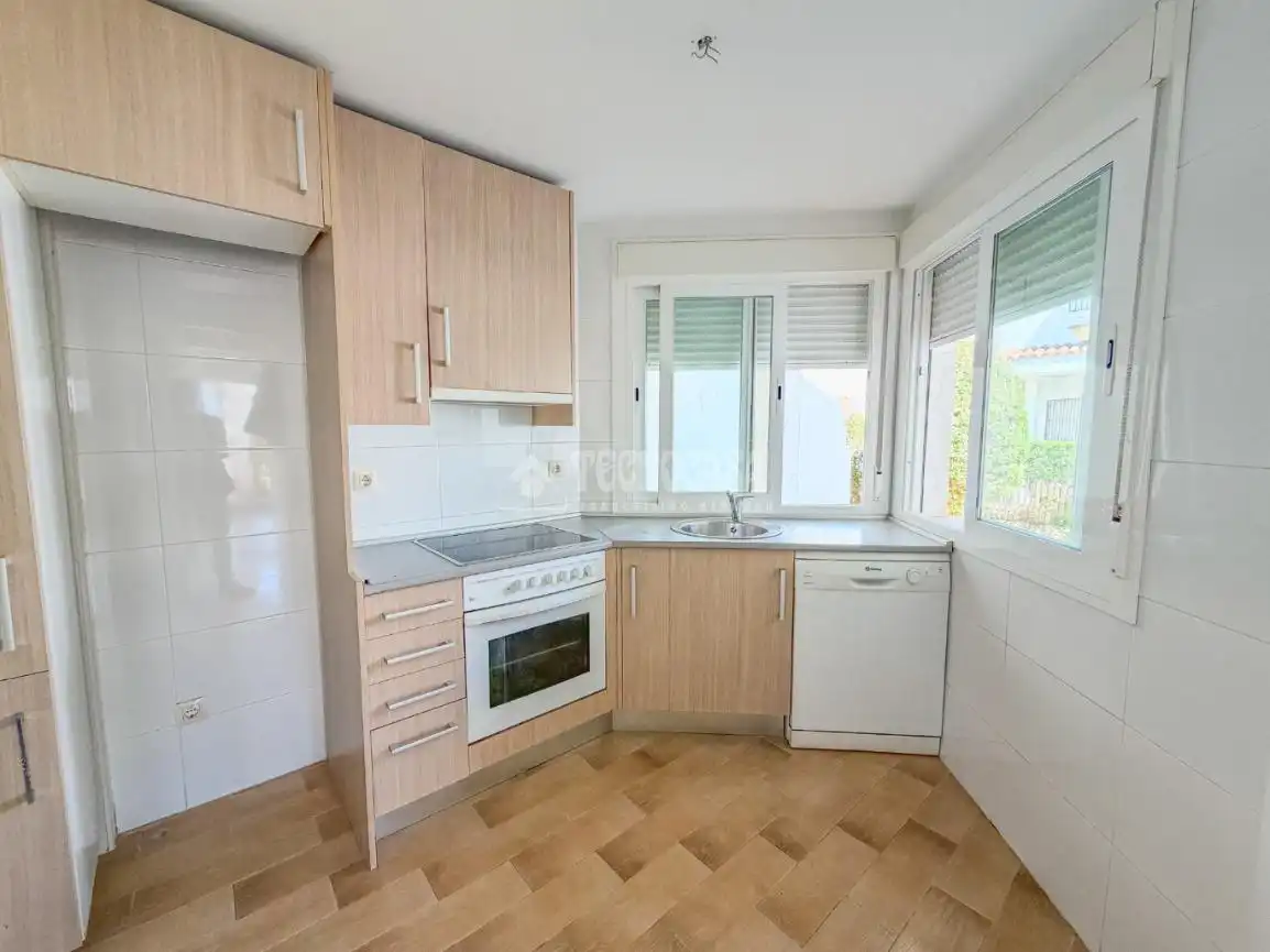 Küche von Einfamilien-Reihenhaus zum Verkauf in Rota mit Klimaanlage, Terrasse und Abstellraum