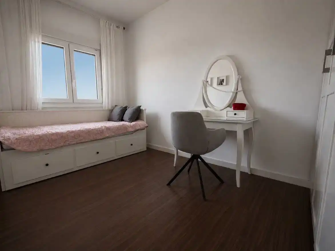Schlafzimmer von Wohnung zum Verkauf in Salou mit Klimaanlage, Schwimmbad und Balkon
