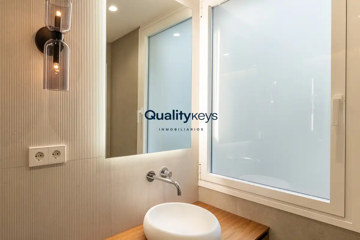 Bathroom of Flat for sale in Madrid  with Air Conditioner, Heating and Storage room