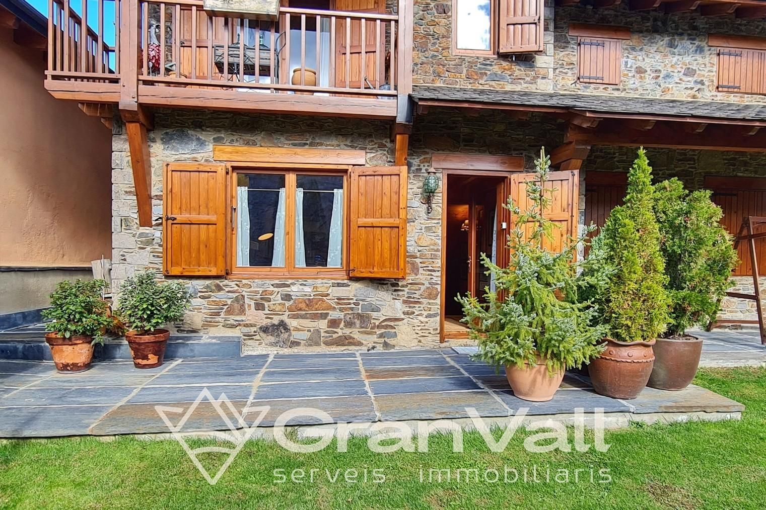 Vista exterior de Casa adosada en venda en Fontanals de Cerdanya amb Calefacció, Jardí privat i Terrassa