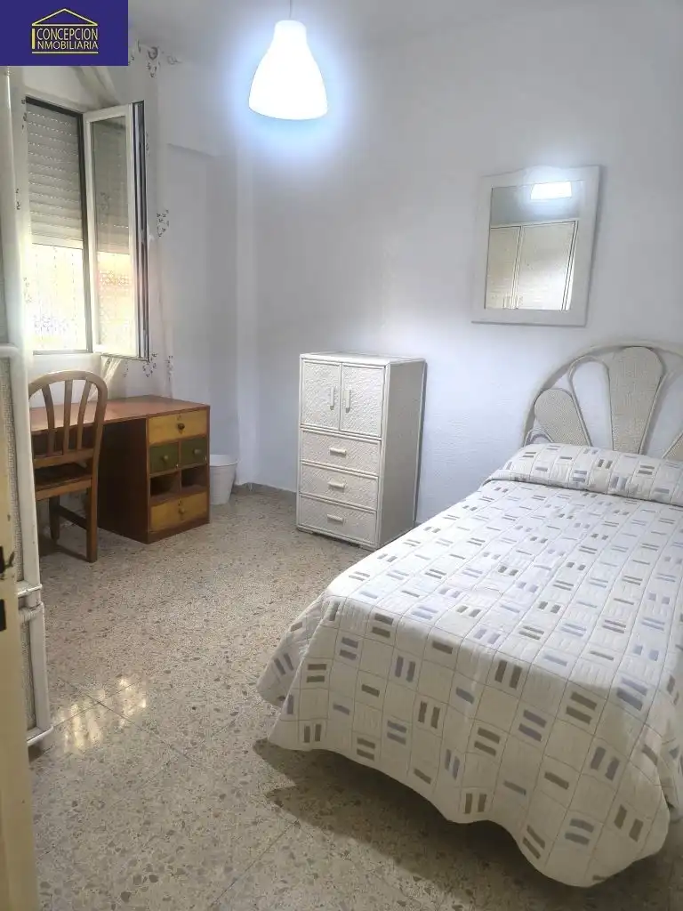 Schlafzimmer von Wohnung zur Miete in Córdoba mit Klimaanlage, Heizung und Möbliert