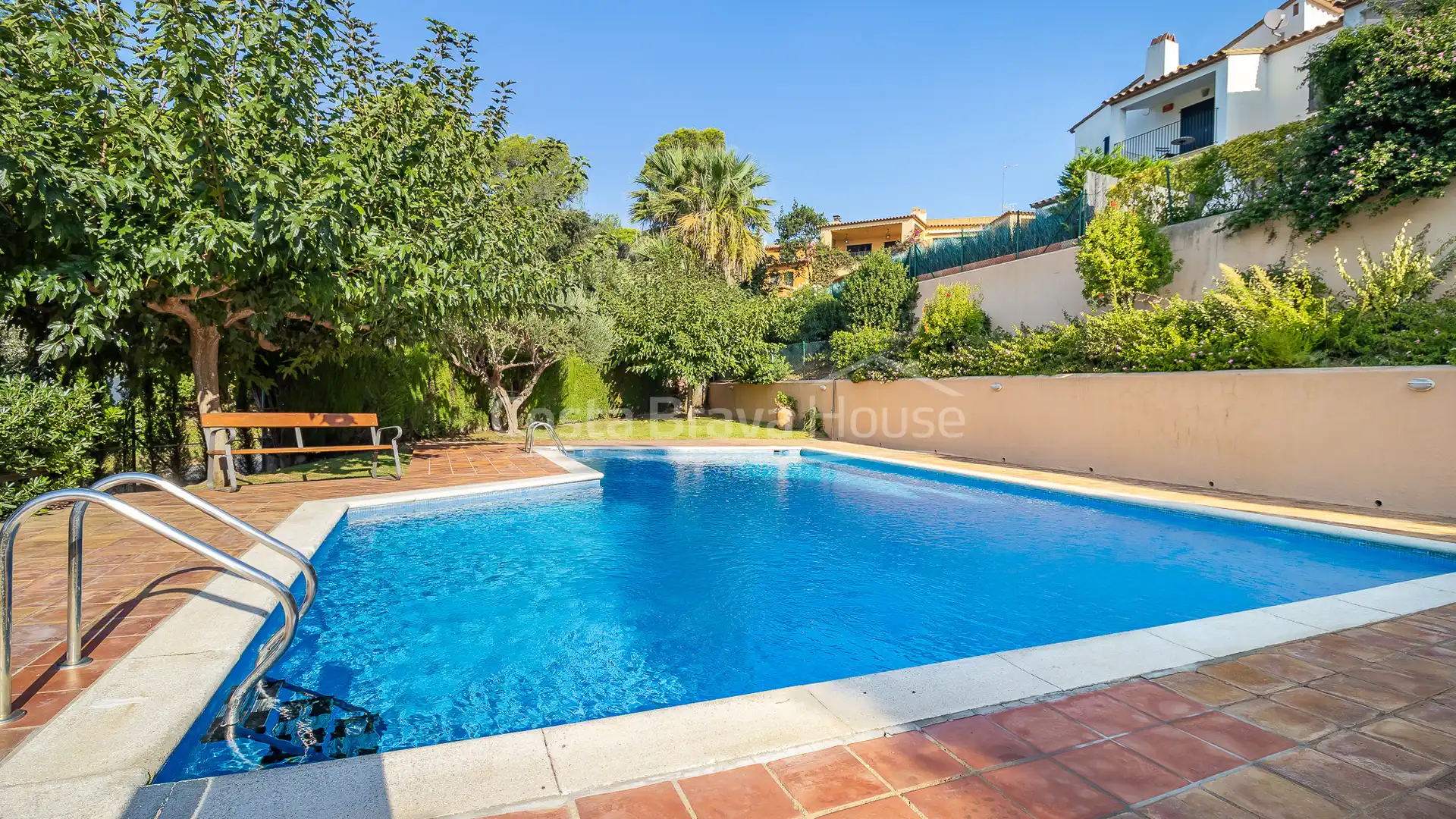 Schwimmbecken von Einfamilien-Reihenhaus zum Verkauf in Palafrugell mit Klimaanlage, Heizung und Privatgarten
