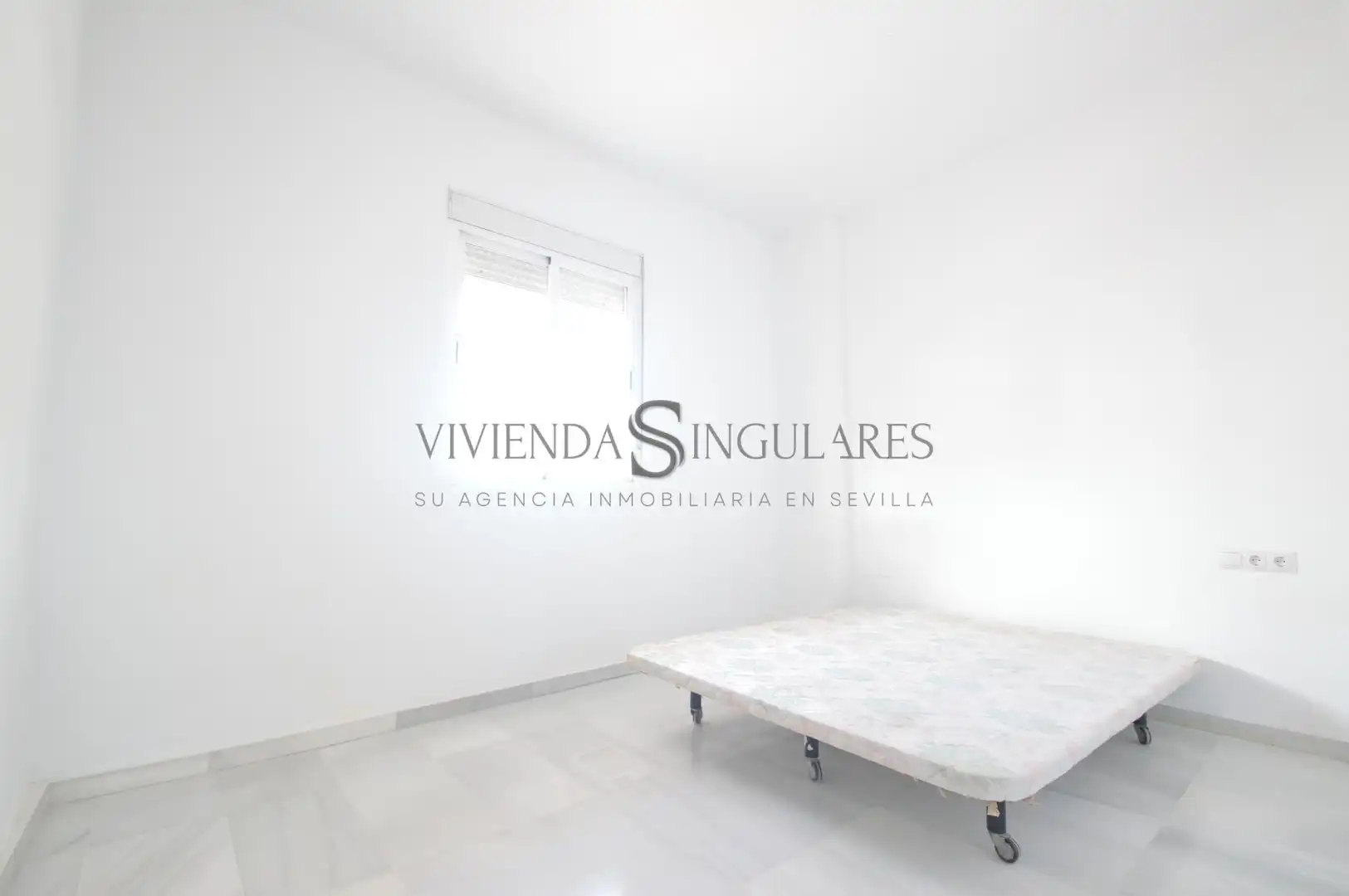 Habitación de Piso en venta en Sevilla con Aire acondicionado, Terraza y Piscina comunitaria