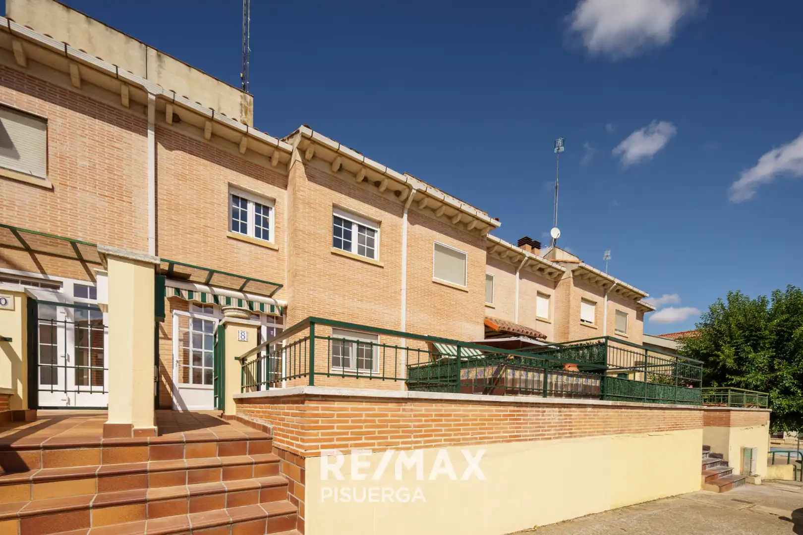 Vista exterior de Casa o xalet en venda en Fuensaldaña amb Jardí privat i Traster