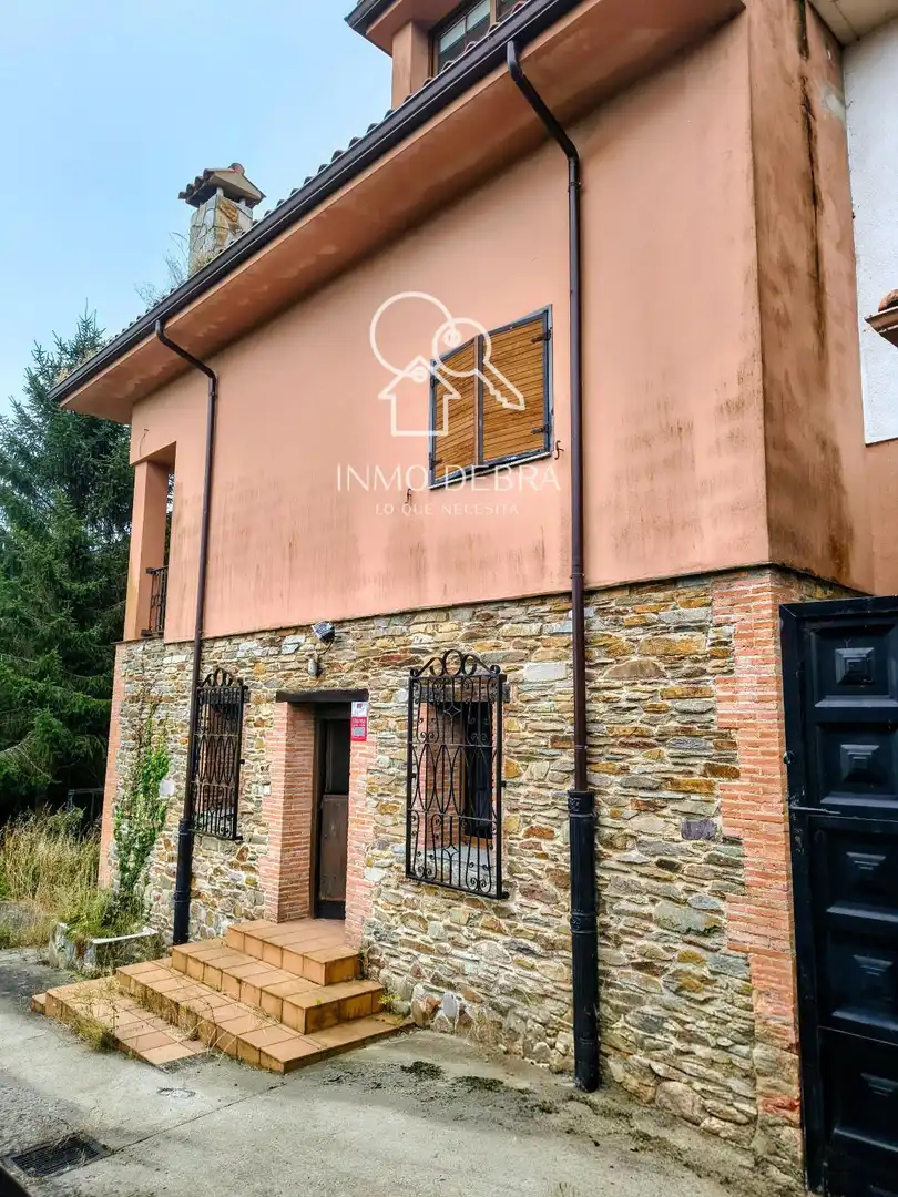 Außenansicht von Einfamilien-Reihenhaus zum Verkauf in Cudillero mit Heizung, Privatgarten und Terrasse