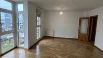 Living room of Flat to rent in  Madrid Capital  with Air Conditioner, Parquet flooring and Swimming Pool