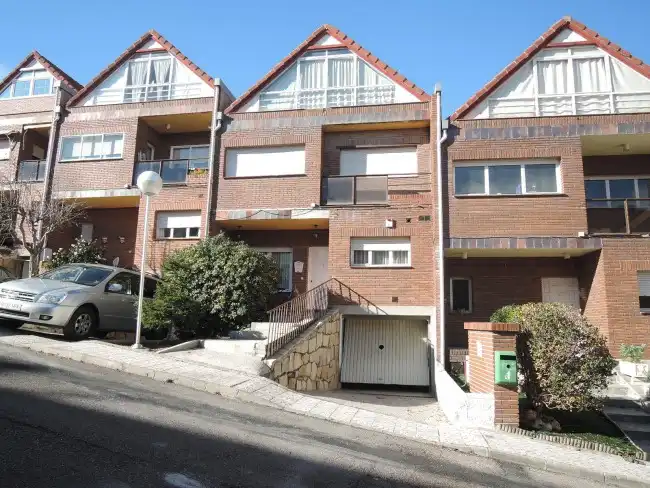 Vista exterior de Casa adosada en venta en El Molar (Madrid) con Terraza