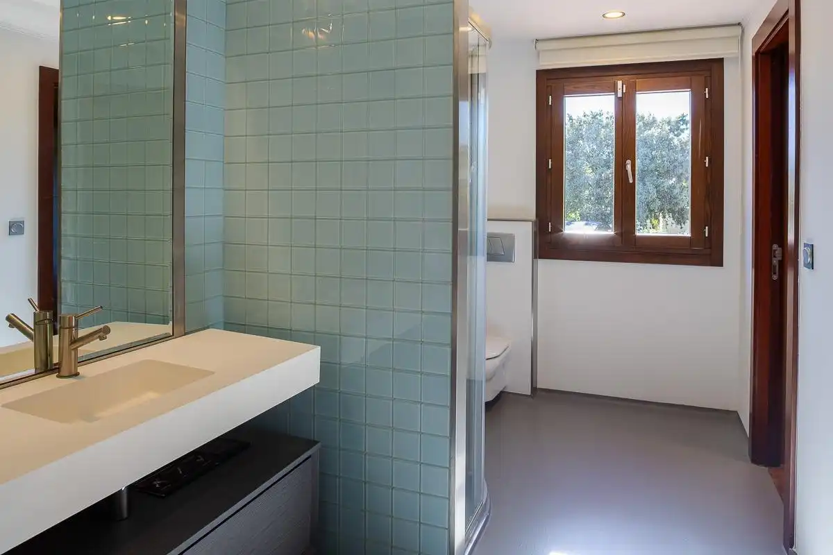 Baño de Casa adosada en venta en Boadilla del Monte con Aire acondicionado, Calefacción y Jardín privado