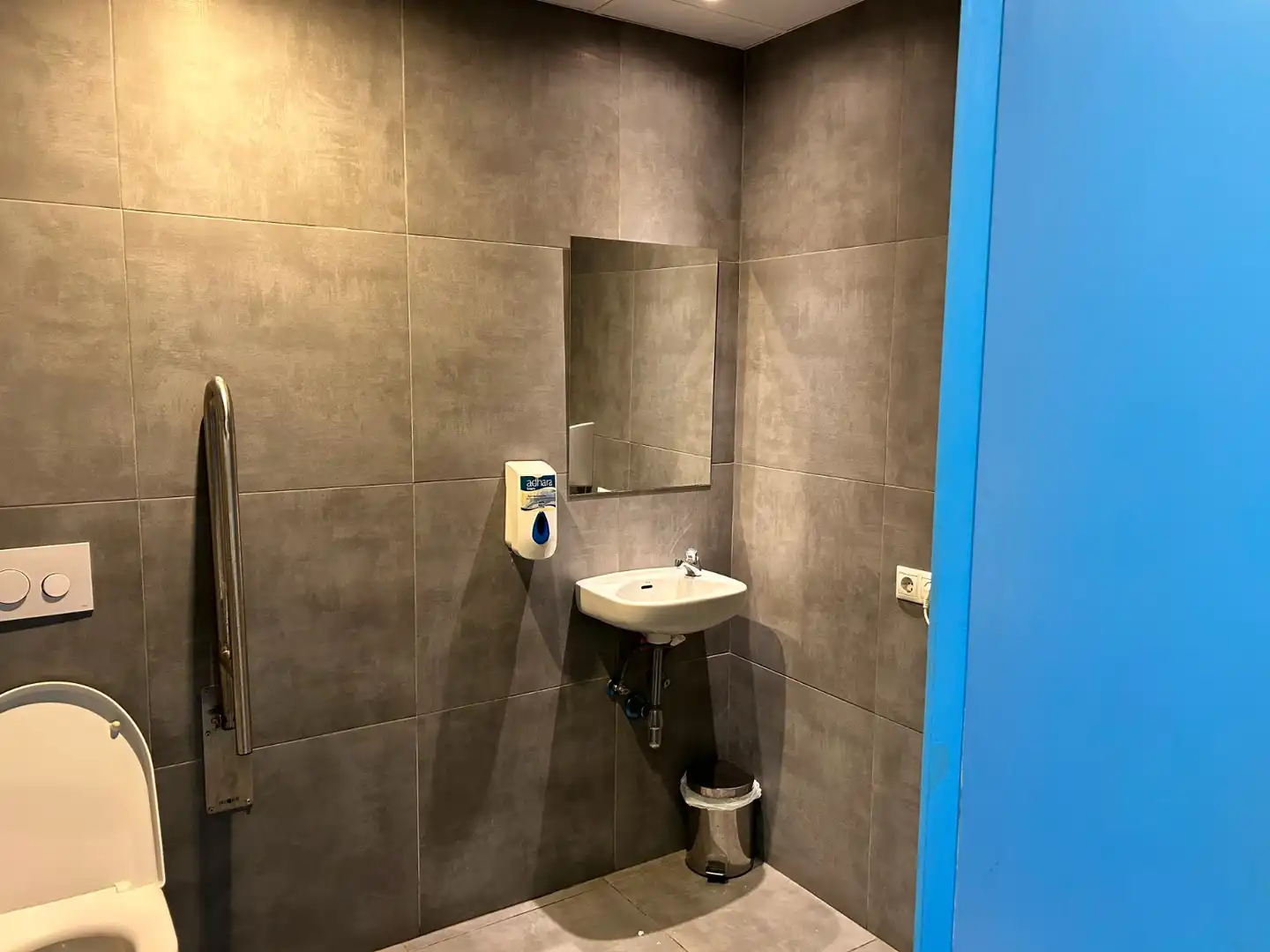 Baño de Local en traspaso en Sant Joan Despí con Aire acondicionado, Calefacción y Terraza