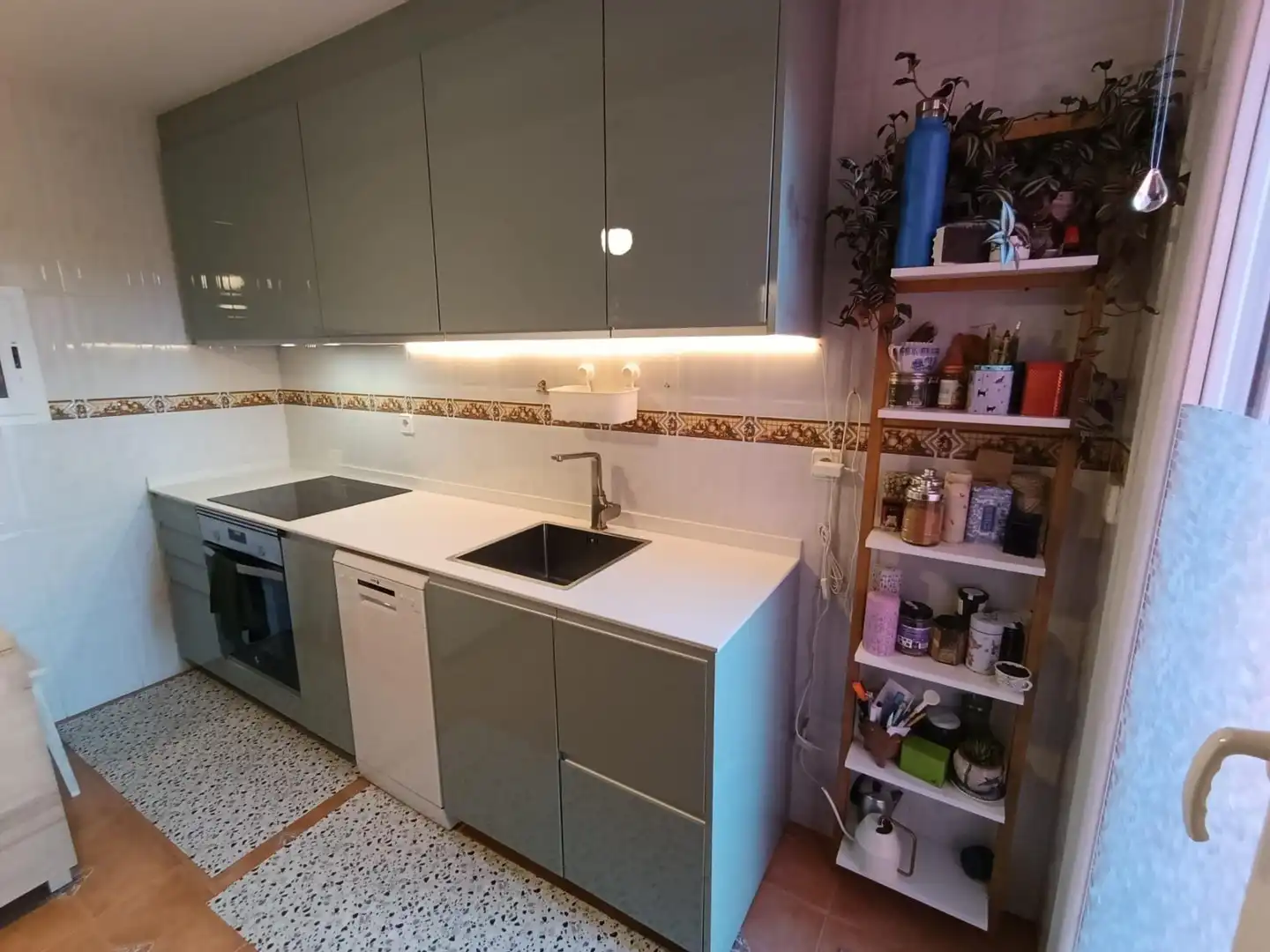 Cuina de Casa o xalet en venda en Avilés amb Calefacció, Terrassa i Traster