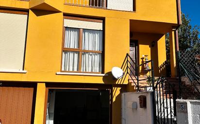 Vista exterior de Casa adosada en venda en Penagos amb Calefacció, Jardí privat i Parquet