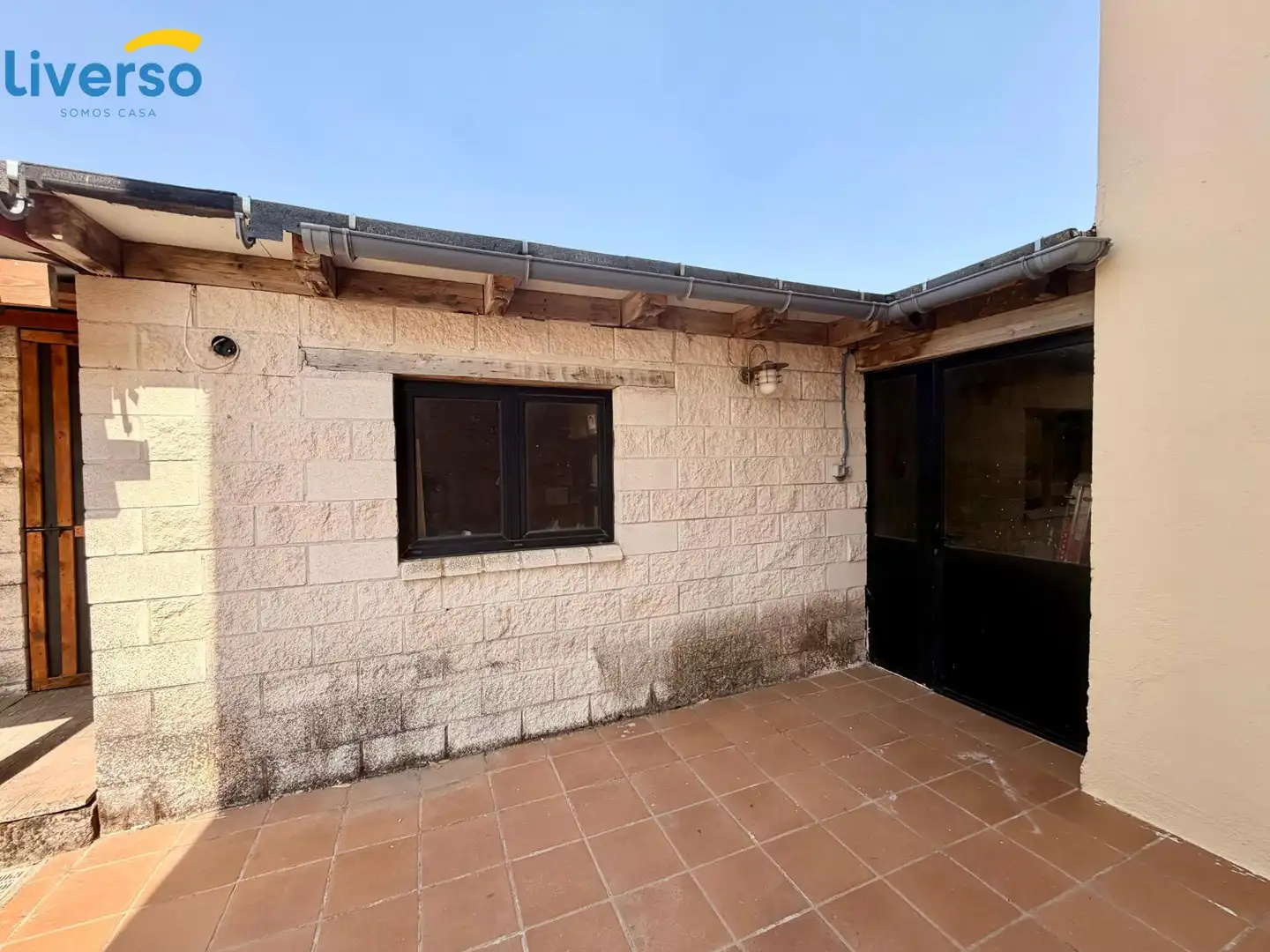 Vista exterior de Casa adosada en venda en Alfoz de Quintanadueñas amb Calefacció, Terrassa i Traster