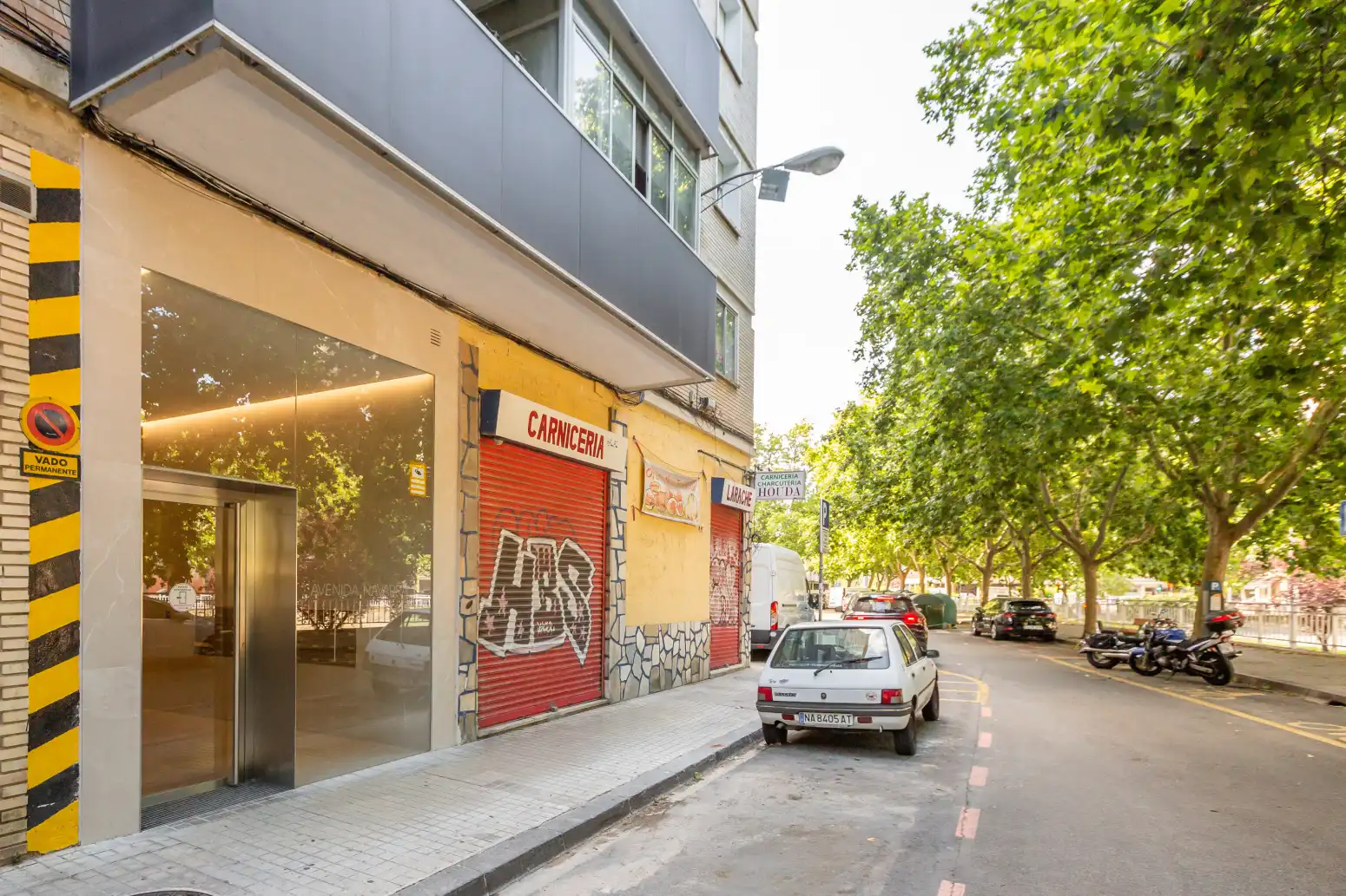 Außenansicht von Wohnung zum Verkauf in  Pamplona / Iruña mit Klimaanlage, Heizung und Parkett