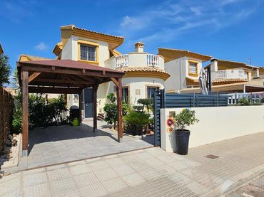 Chalet con piscina en venta en El Raso