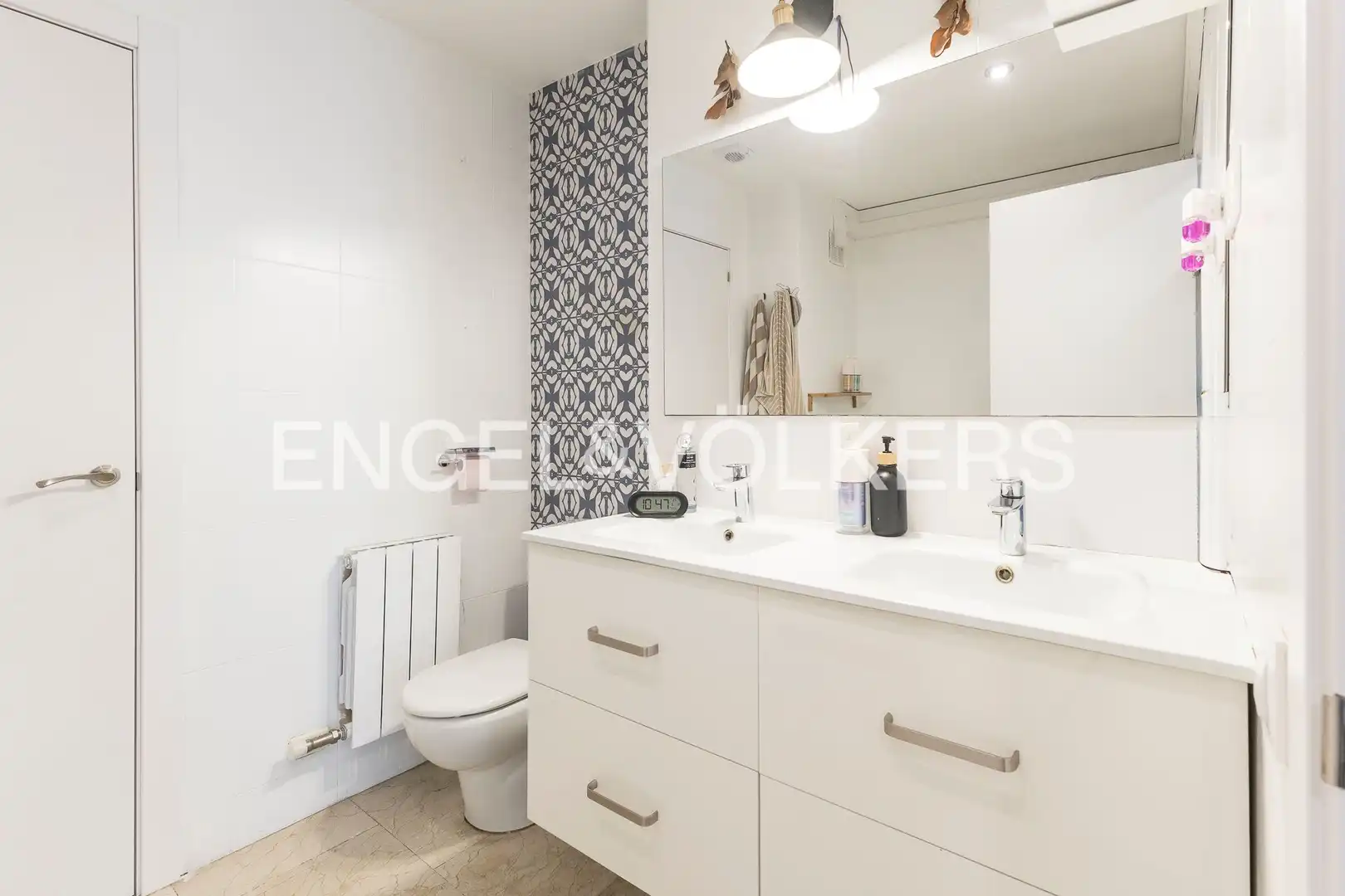 Badezimmer von Dachboden zum Verkauf in Barcelona mit Klimaanlage, Heizung und Balkon